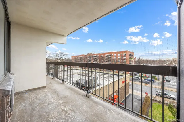 $588,000 | 15038 Union Turnpike, Unit 3A | Kew Gardens Hills