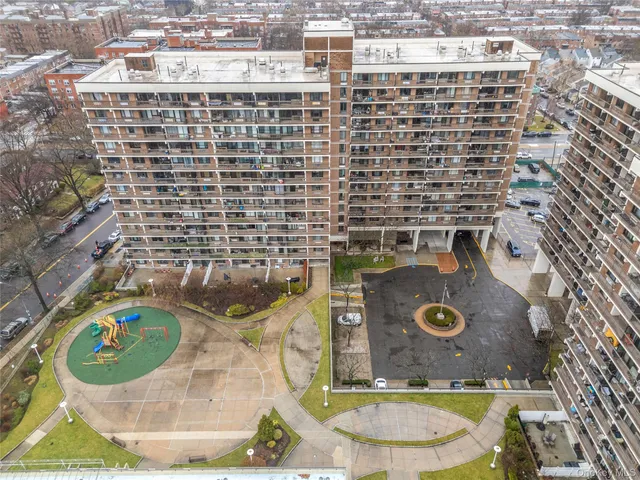 $588,000 | 15038 Union Turnpike, Unit 3A | Kew Gardens Hills