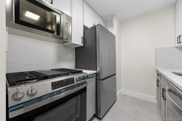 $588,000 | 15038 Union Turnpike, Unit 3A | Kew Gardens Hills