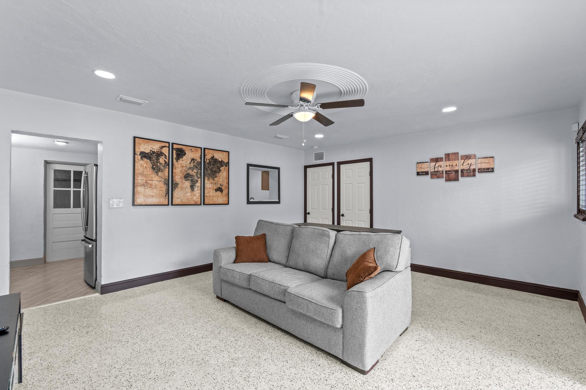 741 West 10th Street Riviera Beach, FL 33404 - Photo 14 of 30 Guest Space
