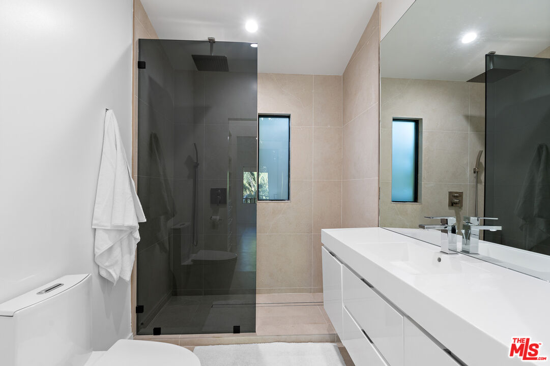 201 South Bedford Drive Beverly Hills, CA 90212 - Photo 36 of 37 a bathroom with a bathtub and a sink