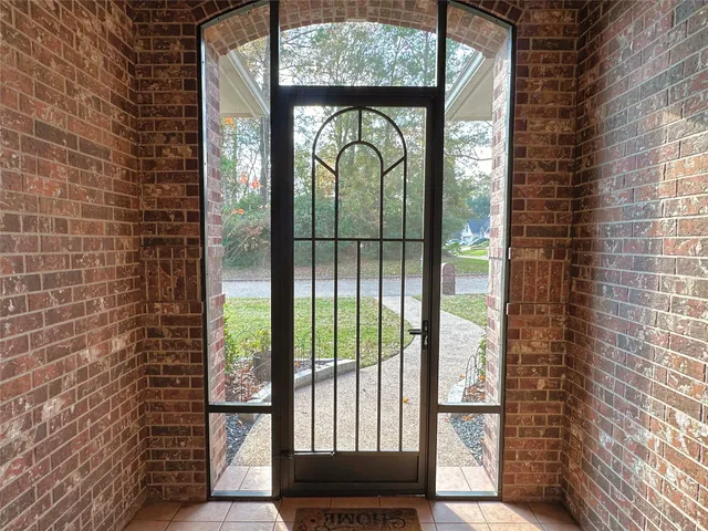 a view of entryway with a fan