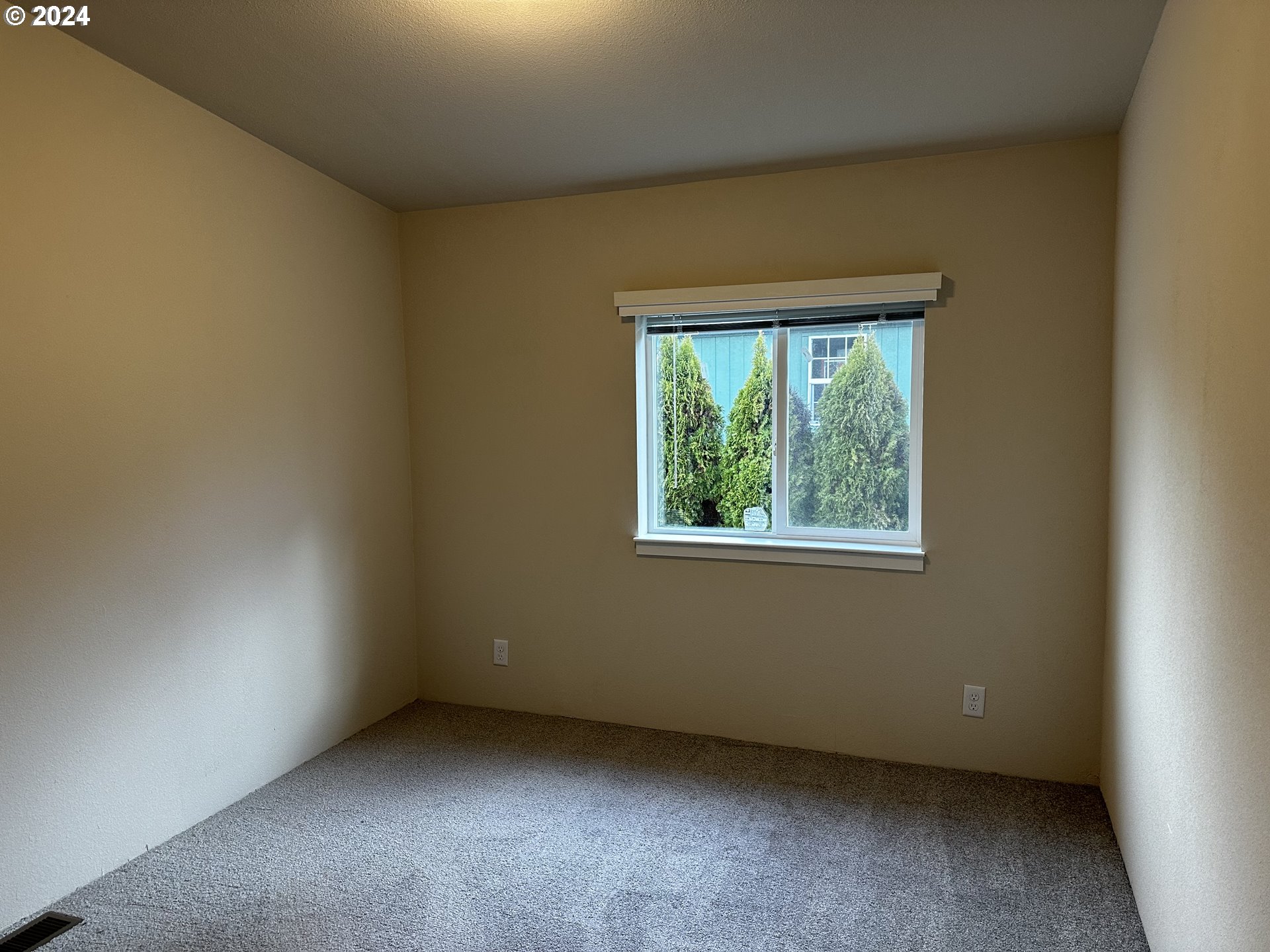 644 Main Street Yoncalla, OR 97499 - Photo 19 of 29 an empty room with a window