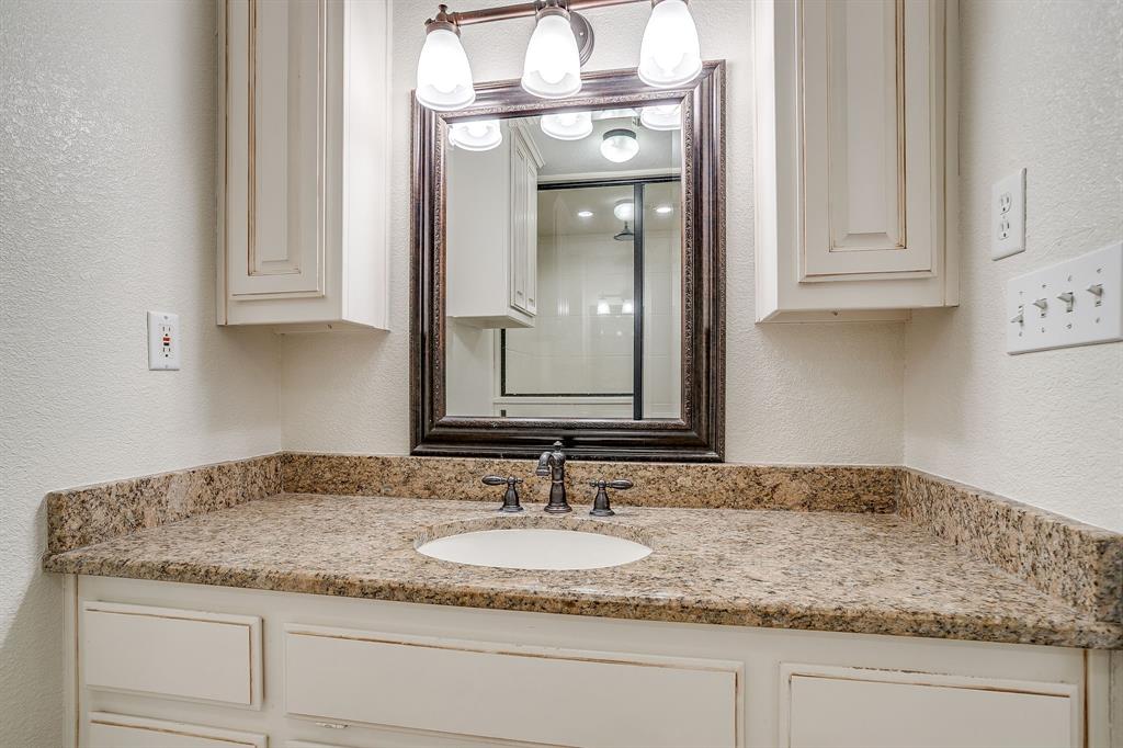 2196 Old Agnes Road Weatherford, TX 76088 - Photo 25 of 35 Primary Bathroom
