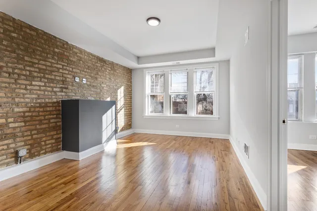 $1,819 | 7322 North Damen Avenue, Unit 3, Chicago, IL 60645