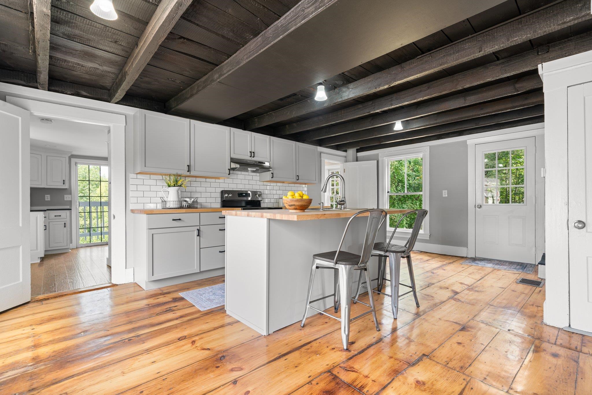 241 Sandown Road Chester, NH 03036 - Photo 3 of 40