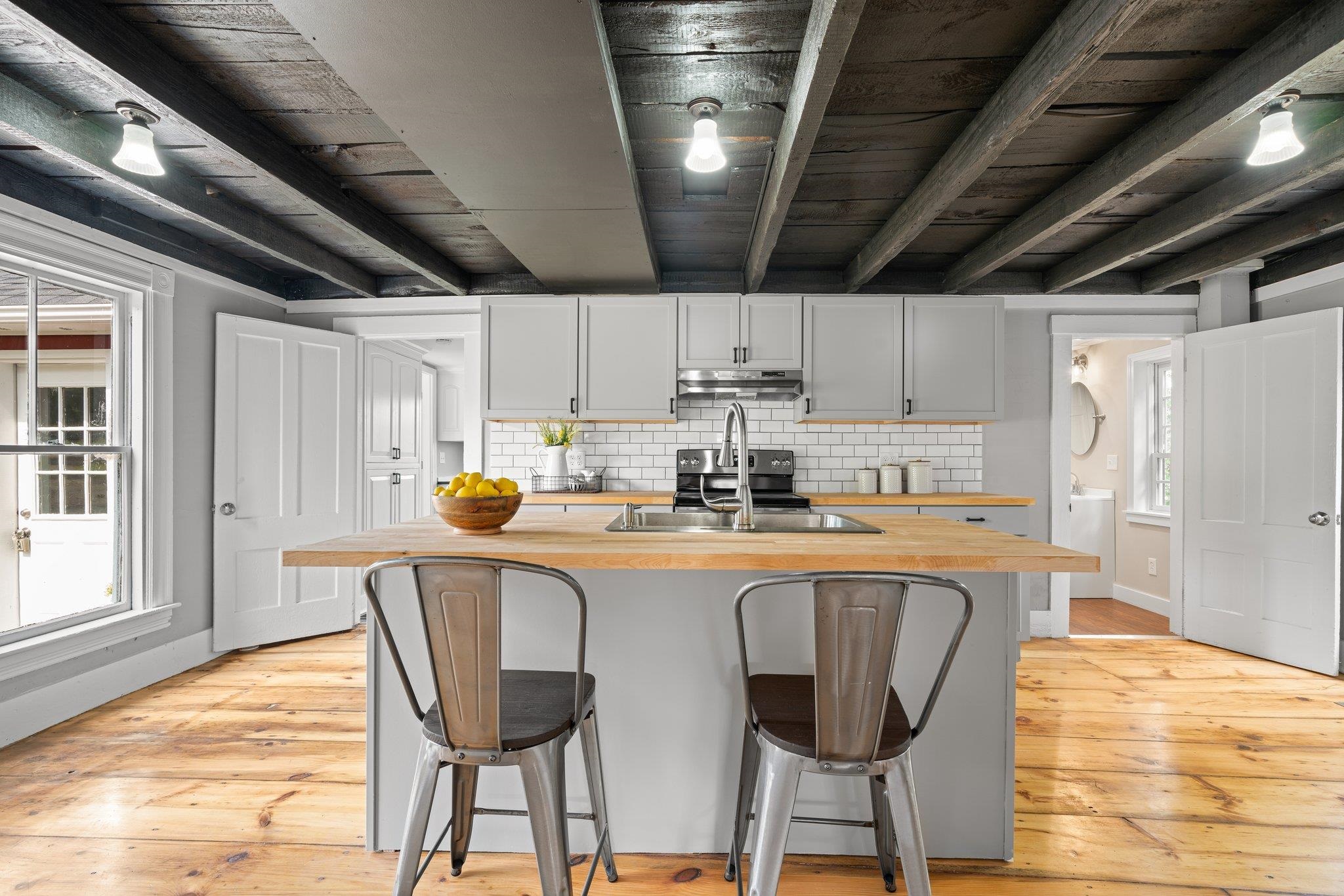 241 Sandown Road Chester, NH 03036 - Photo 4 of 40