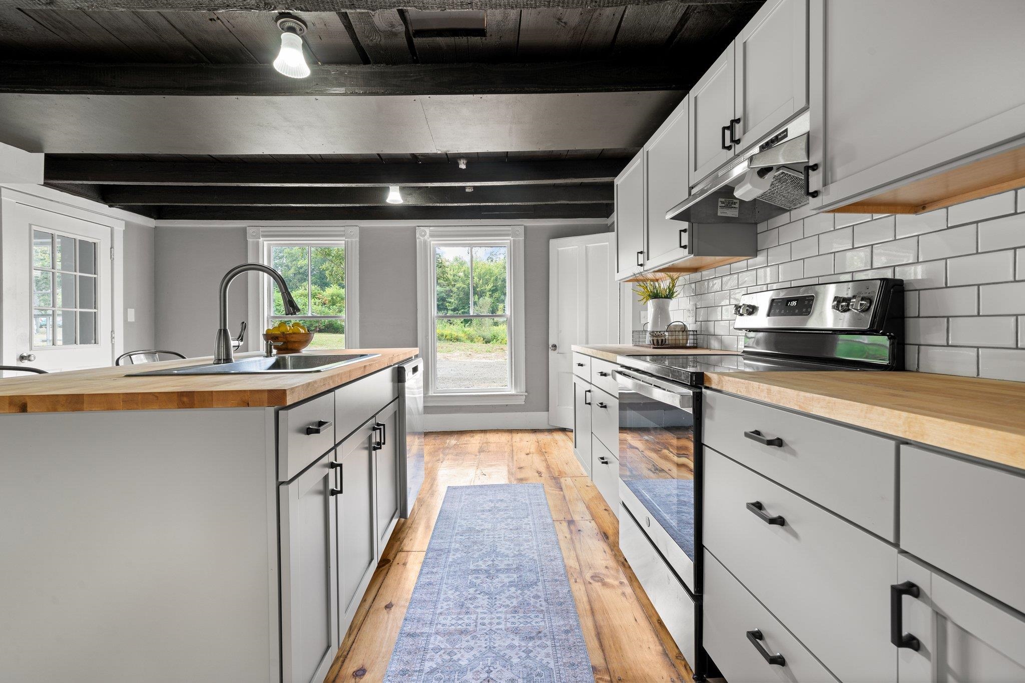 241 Sandown Road Chester, NH 03036 - Photo 5 of 40