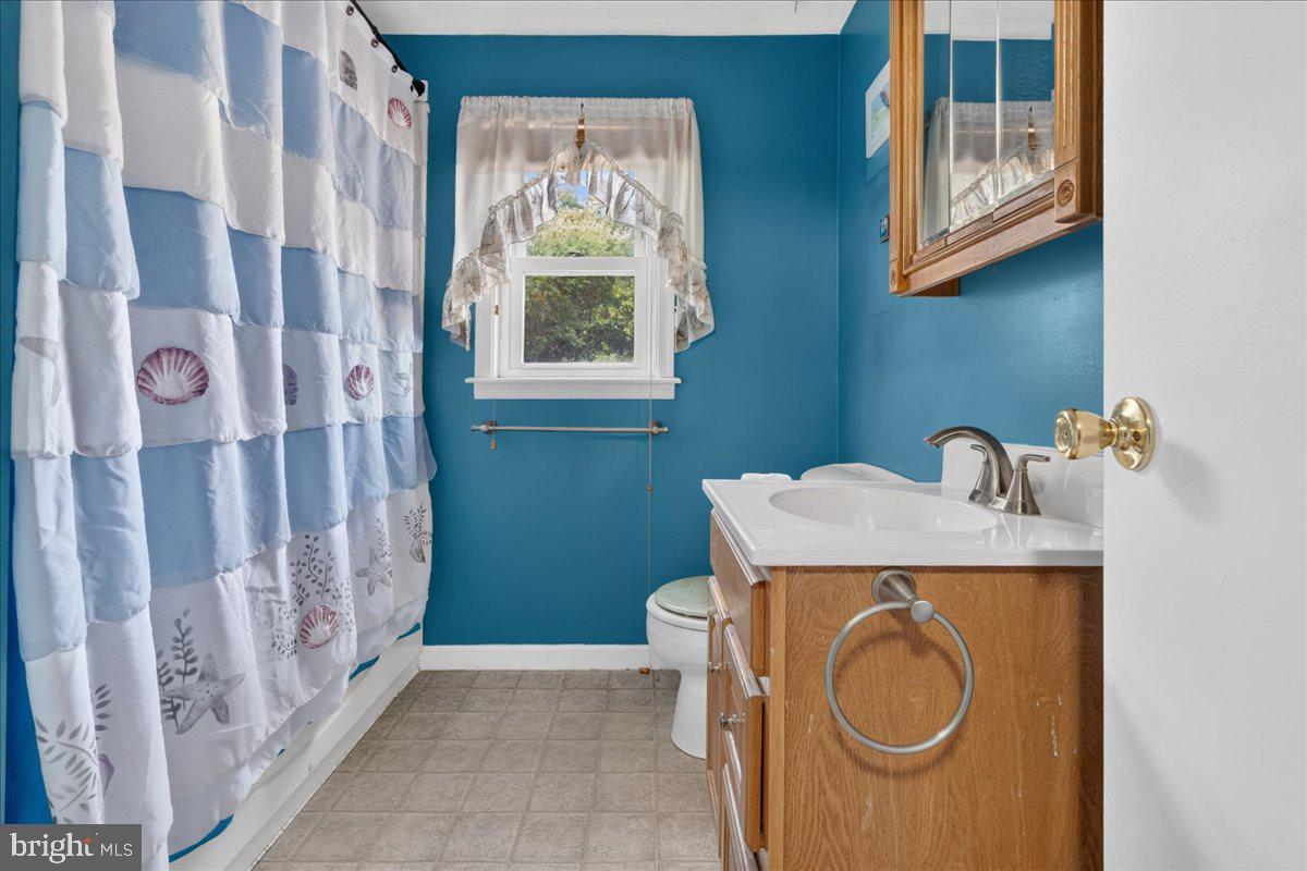 70 Ridge Road Phoenixville, PA 19460 - Photo 29 of 47 2nd floor full hall bath