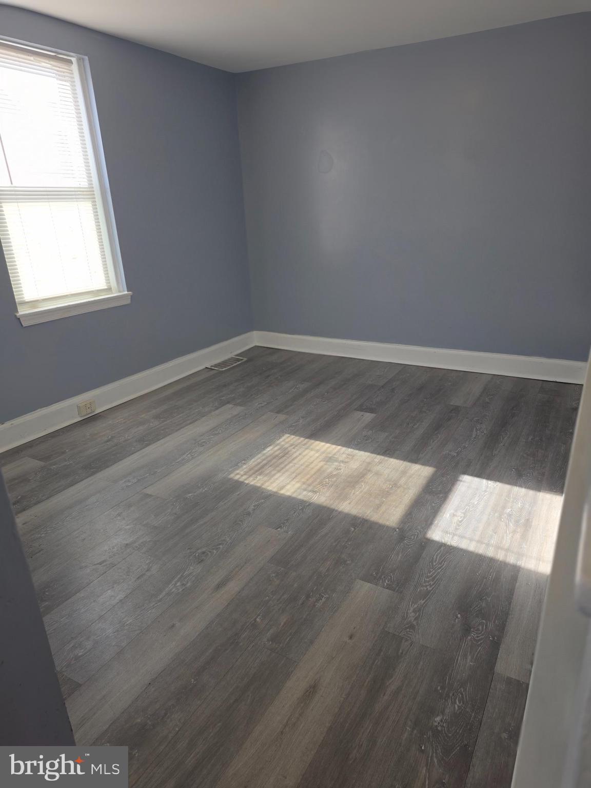 1085 Niagara Road Camden, NJ 08104 - Photo 11 of 40 LIVING ROOM