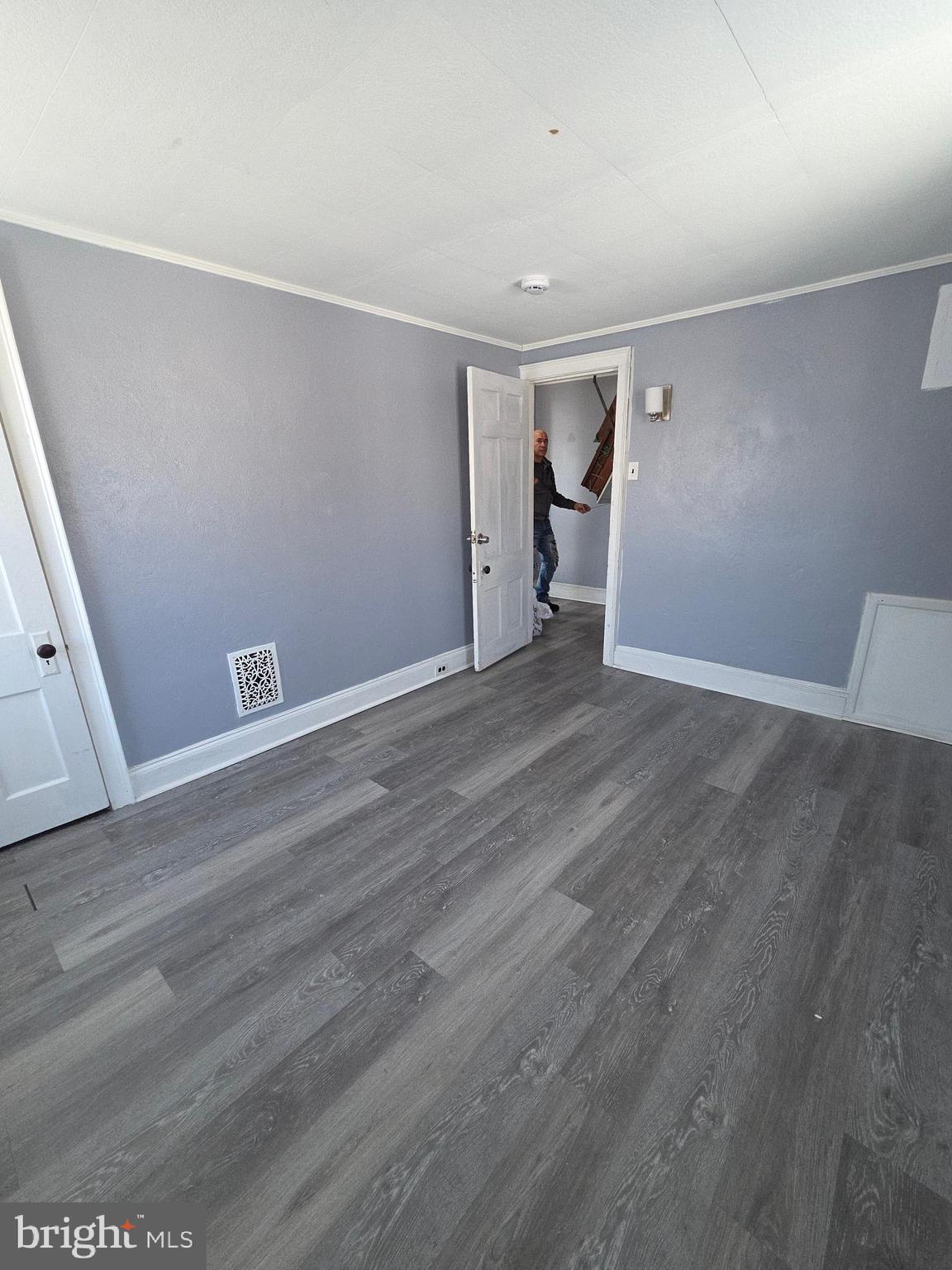 1085 Niagara Road Camden, NJ 08104 - Photo 8 of 40 LIVING ROOM