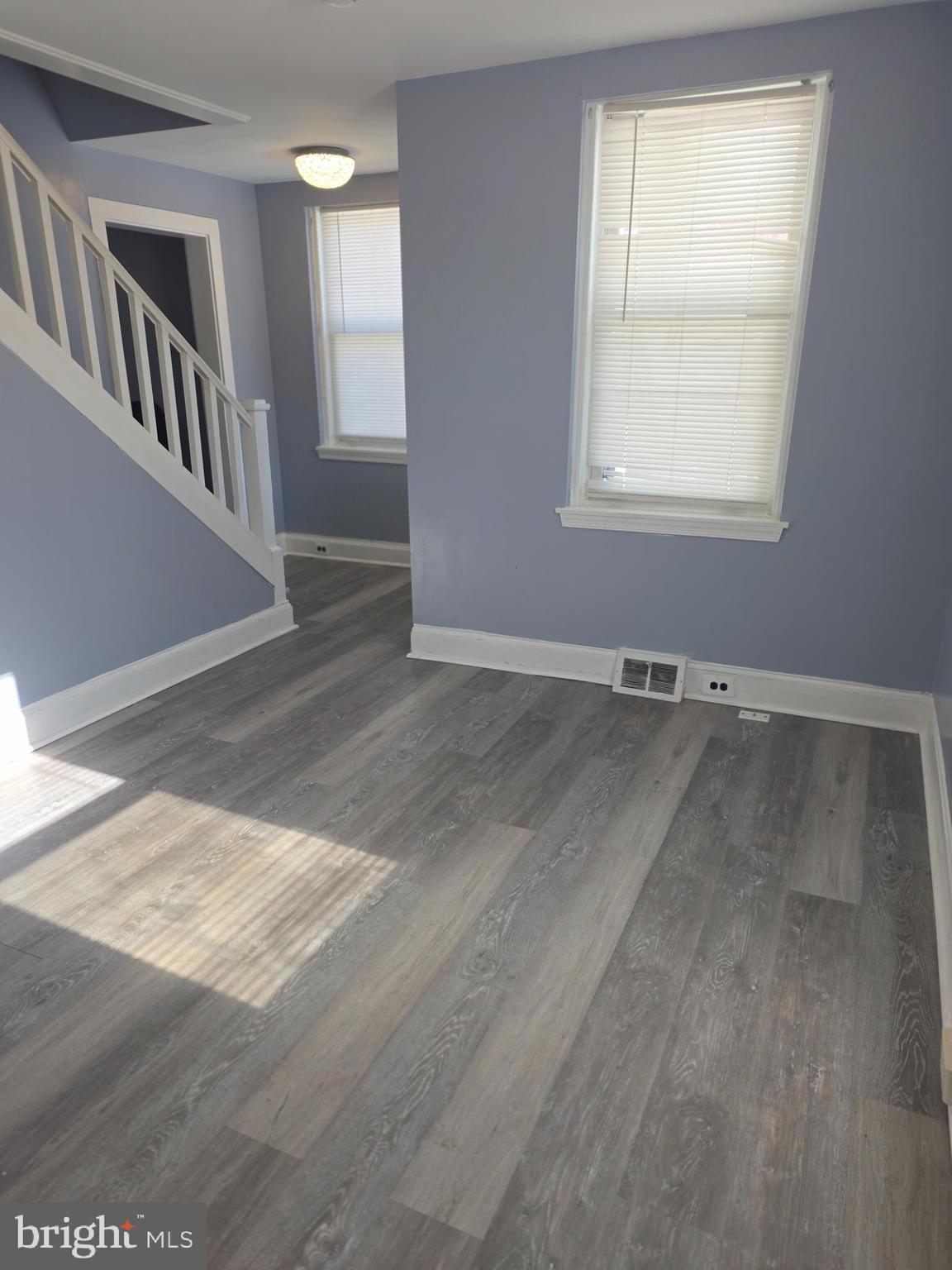 1085 Niagara Road Camden, NJ 08104 - Photo 9 of 40 LARGE LIVING ROOM