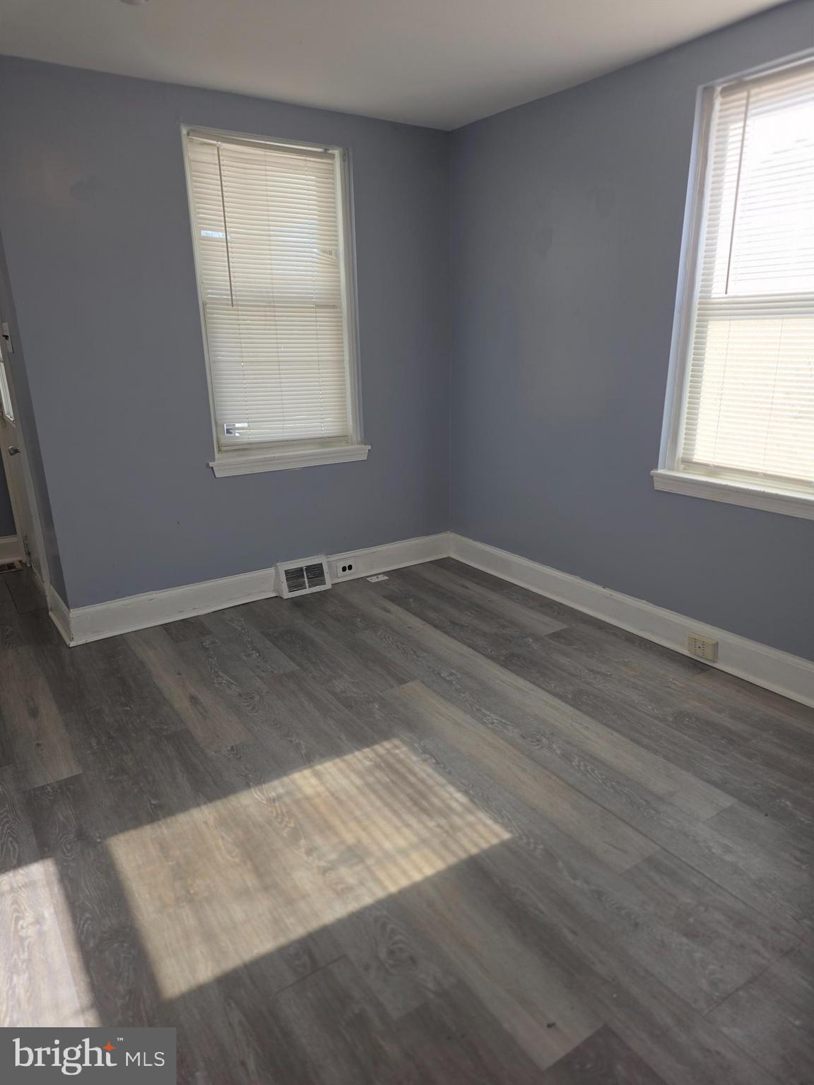 1085 Niagara Road Camden, NJ 08104 - Photo 10 of 40 LIVING ROOM