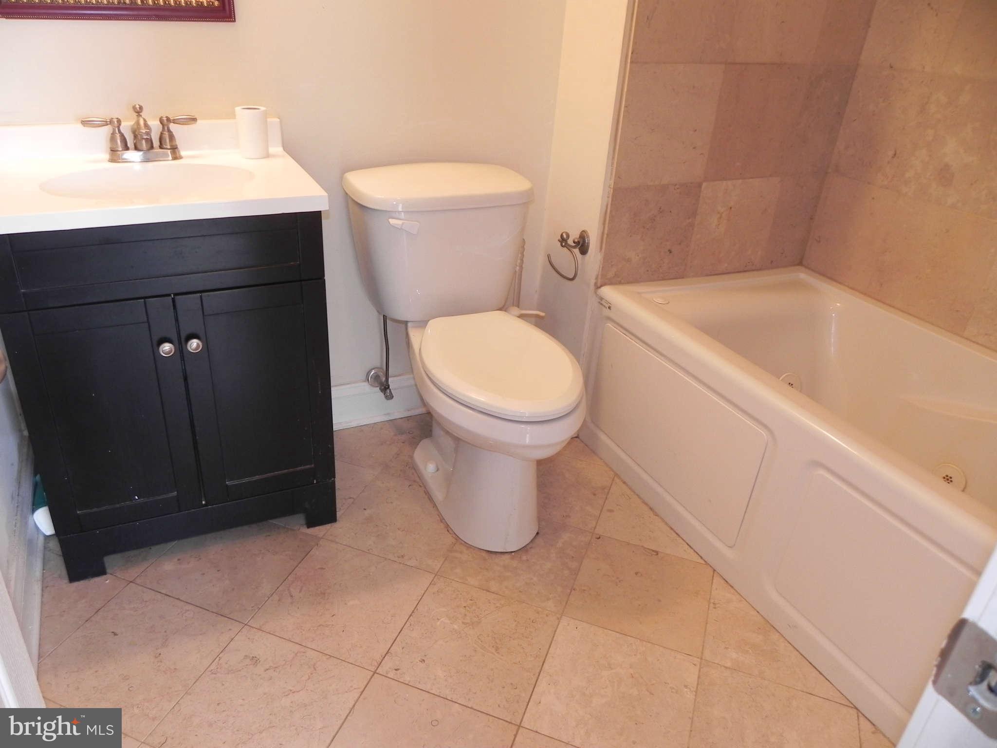 106 West Cross Street Baltimore, MD 21230 - Photo 19 of 29 a bathroom with a toilet a sink and bathtub
