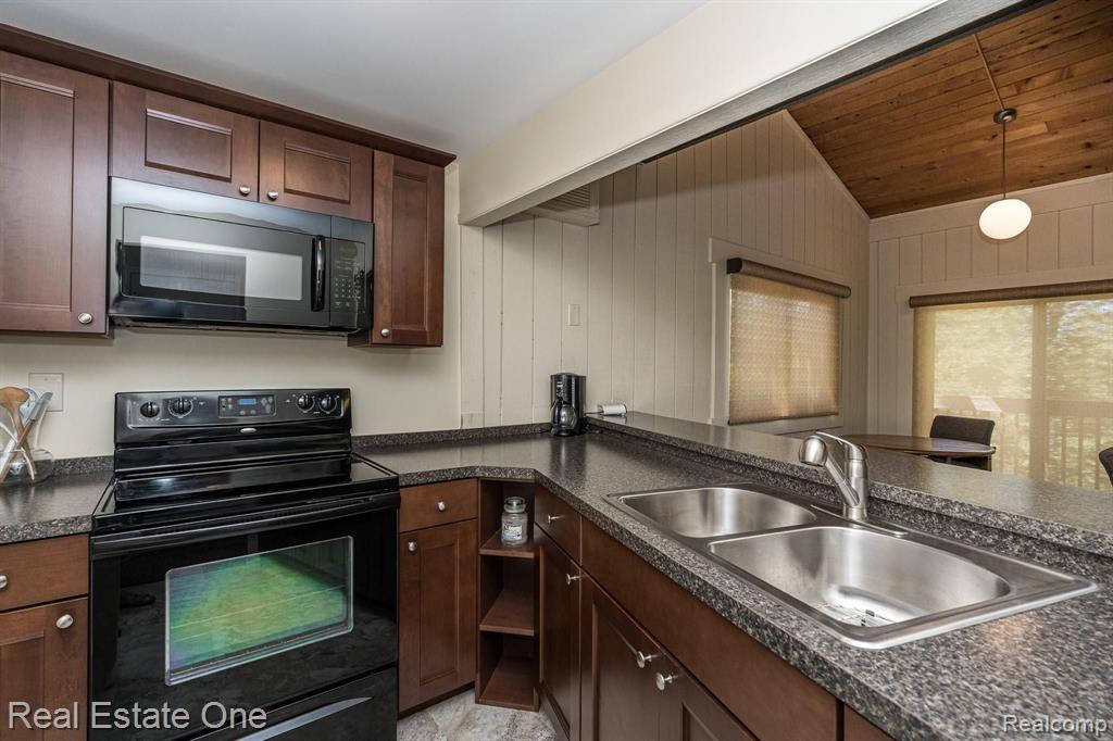 1677 Riverside Drive, Unit 16 Rochester Hills, MI 48309 - Photo 28 of 31