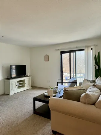 $2,375 | 59 Village Brook Lane, Unit 5, Natick, MA 01760