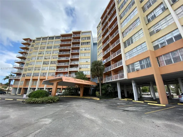 $1,350 | 2025 Northeast 164th Street, Unit 902, North Miami Beach, FL 33162