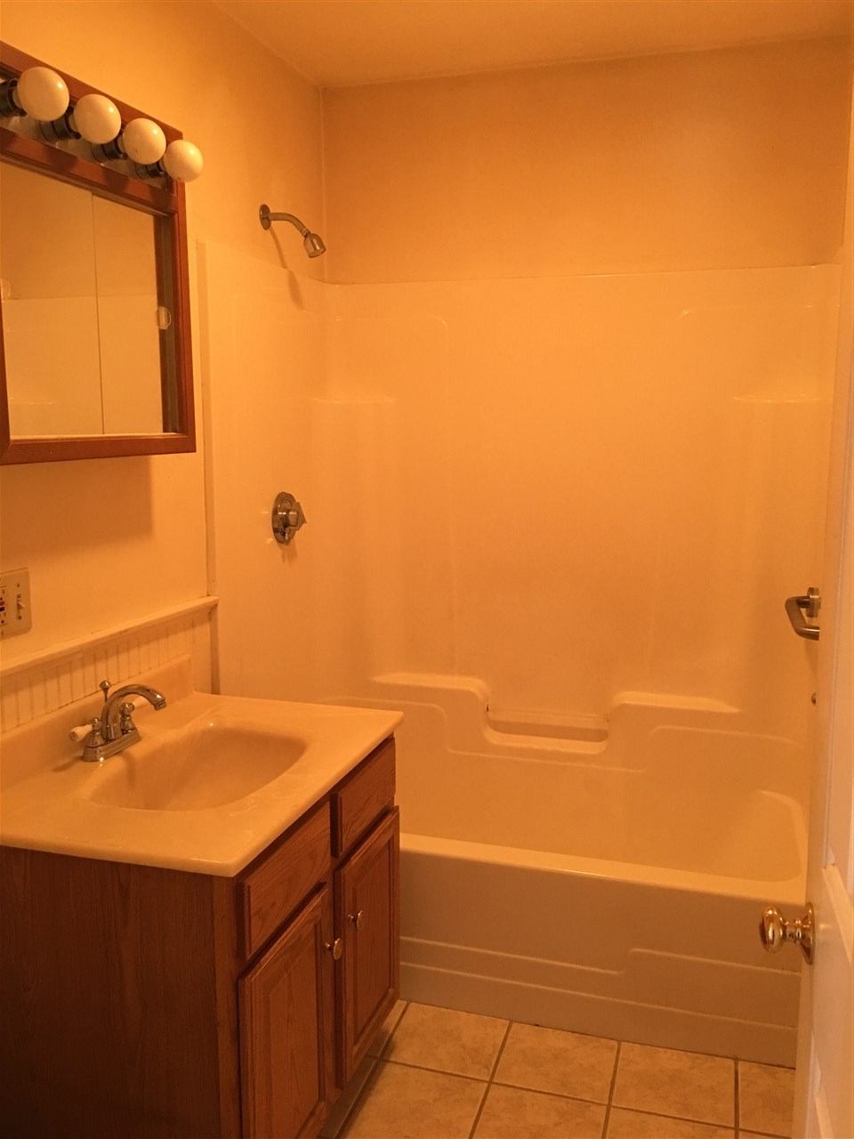 136 Melrose Street Manchester, NH 03109 - Photo 8 of 21