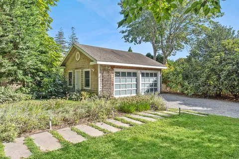 $4,500,000 | 174 Newtown Lane, East Hampton, NY 11937
