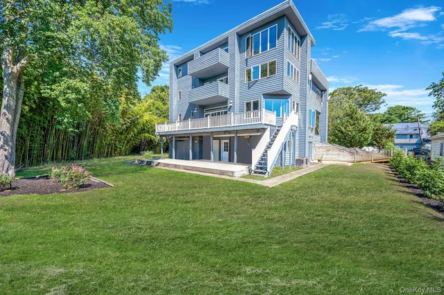 a view of house with a yard