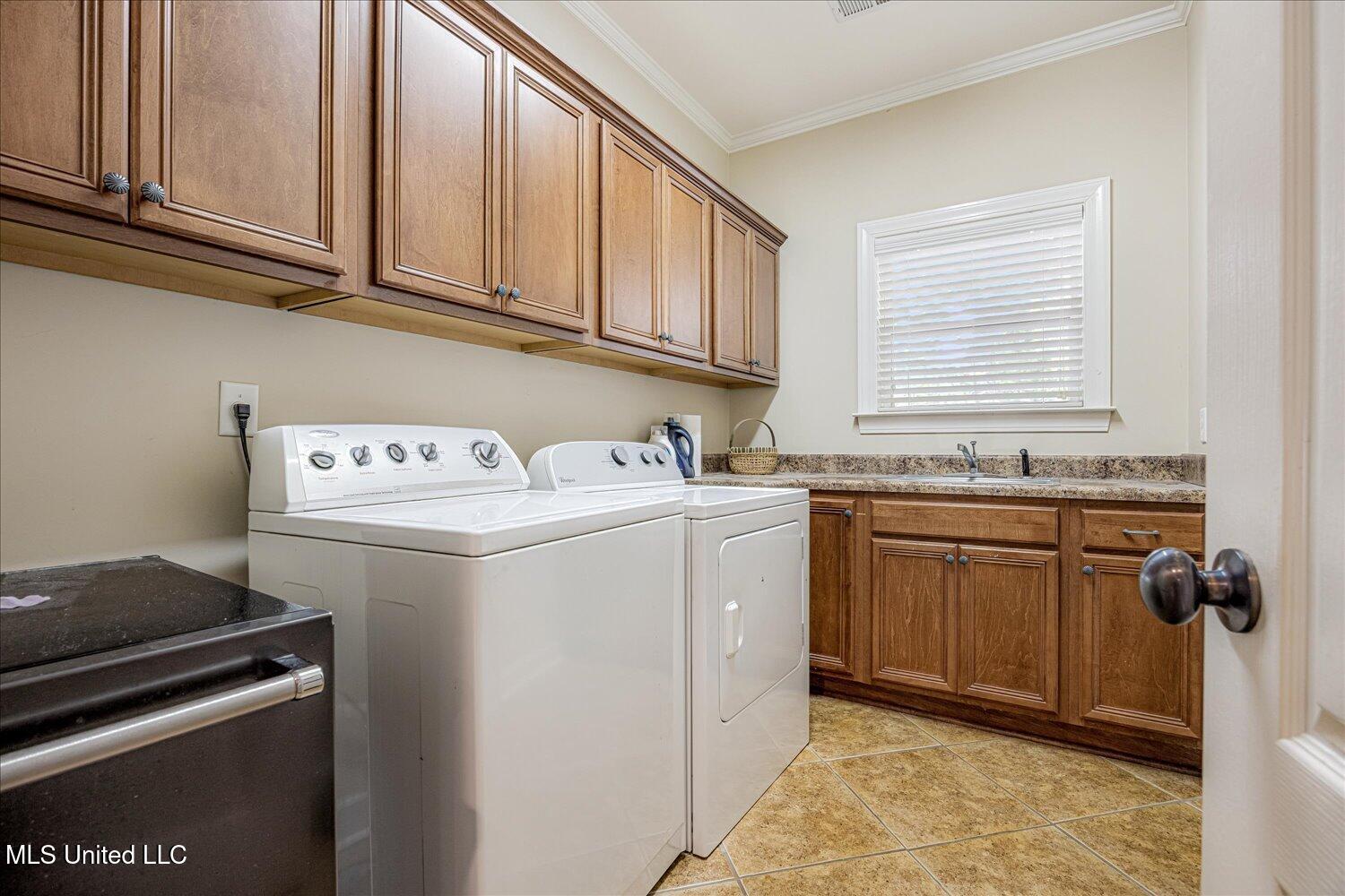 7189 Bethel Road Olive Branch, MS 38654 - Photo 35 of 44 Laundry Room with Cabinets and Icemaker