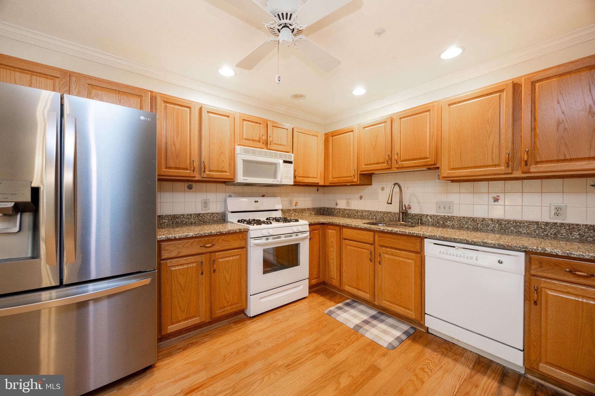 1433 Country Club Drive Springfield, PA 19064 - Photo 8 of 32 Upgraded Garnite Countertops