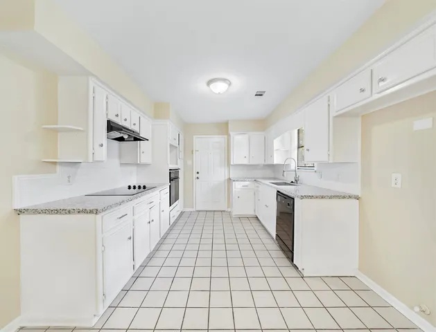 $2,095 | 3806 Montego Drive, Baytown, TX 77521