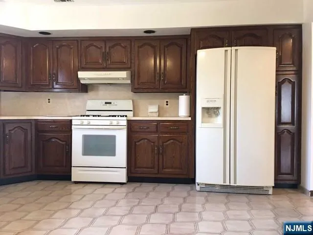 $3,500 | 422 1st Street, Carlstadt, NJ 07072