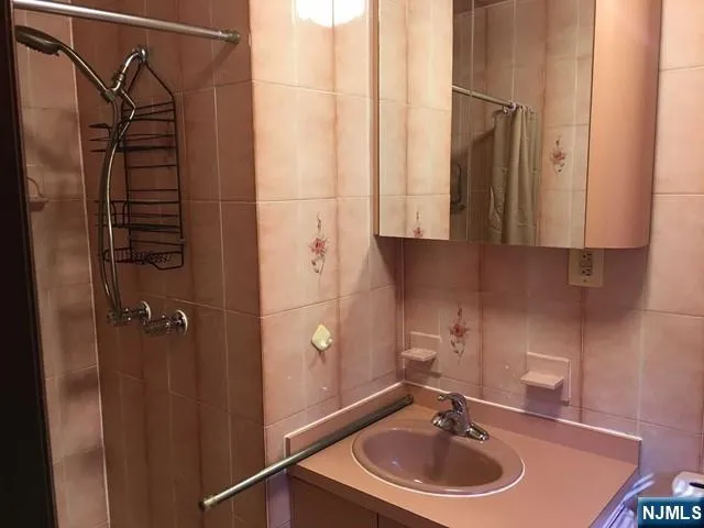 $3,500 | 422 1st Street, Carlstadt, NJ 07072