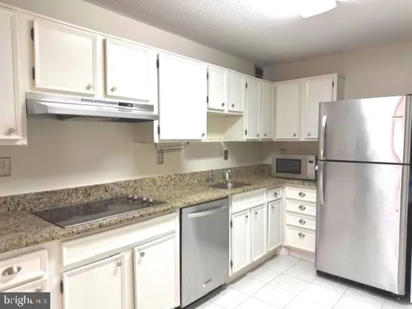 $2,900 | 307 Yoakum Parkway, Unit 310, Alexandria, VA 22304