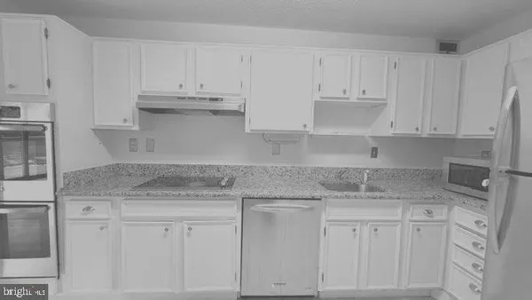 $2,900 | 307 Yoakum Parkway, Unit 310, Alexandria, VA 22304
