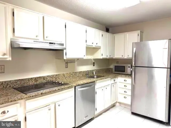 $2,900 | 307 Yoakum Parkway, Unit 310, Alexandria, VA 22304