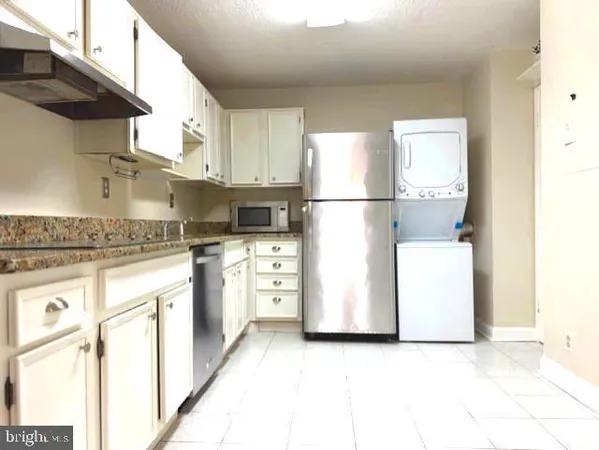 $2,900 | 307 Yoakum Parkway, Unit 310, Alexandria, VA 22304