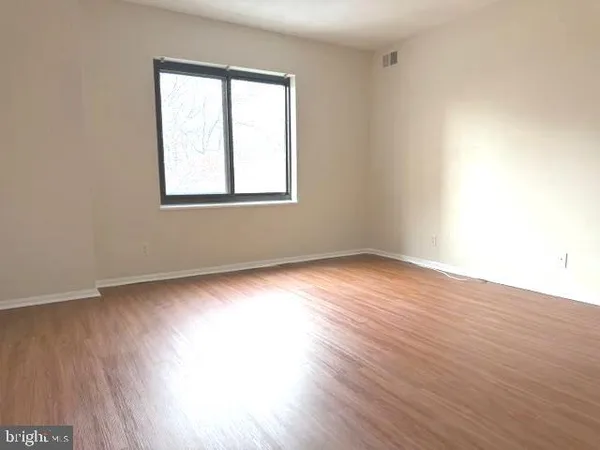 $2,900 | 307 Yoakum Parkway, Unit 310, Alexandria, VA 22304