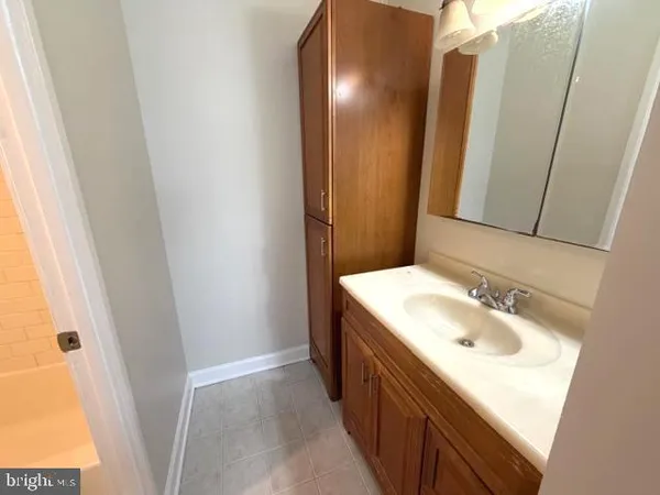 $2,900 | 307 Yoakum Parkway, Unit 310, Alexandria, VA 22304