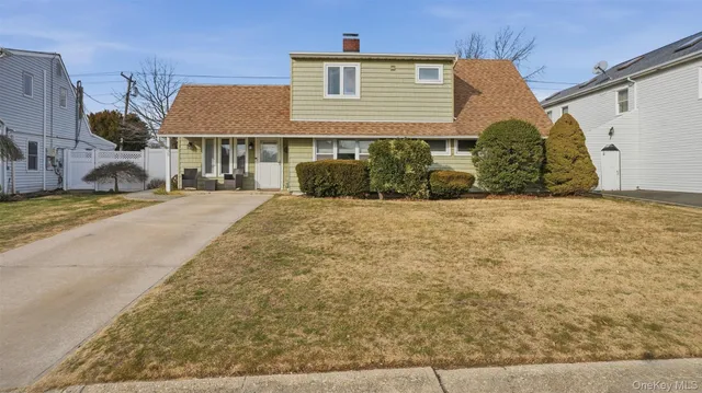 $689,000 | 35 Twin Lane North, Wantagh, NY 11793