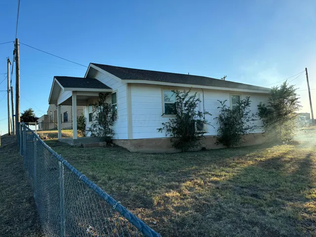 a view of a house with backyard and garden