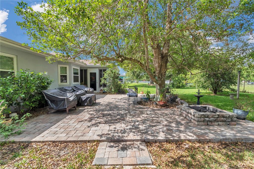 10086 Southwest 62nd Ter Road Ocala, FL 34476 - Photo 26 of 40 a view of a backyard with table and chairs