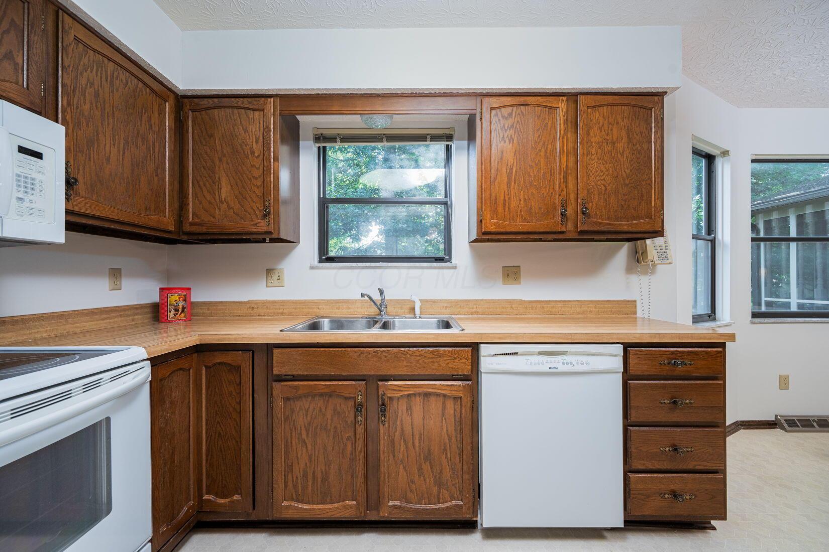 542 South Spring Road Westerville, OH 43081 - Photo 9 of 38 Kitchen