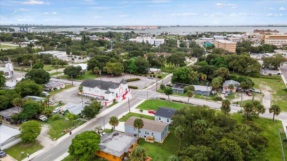 805 Ave B Fort Pierce, FL 34950 - Photo 14 of 29 an aerial view of residential houses with outdoor space
