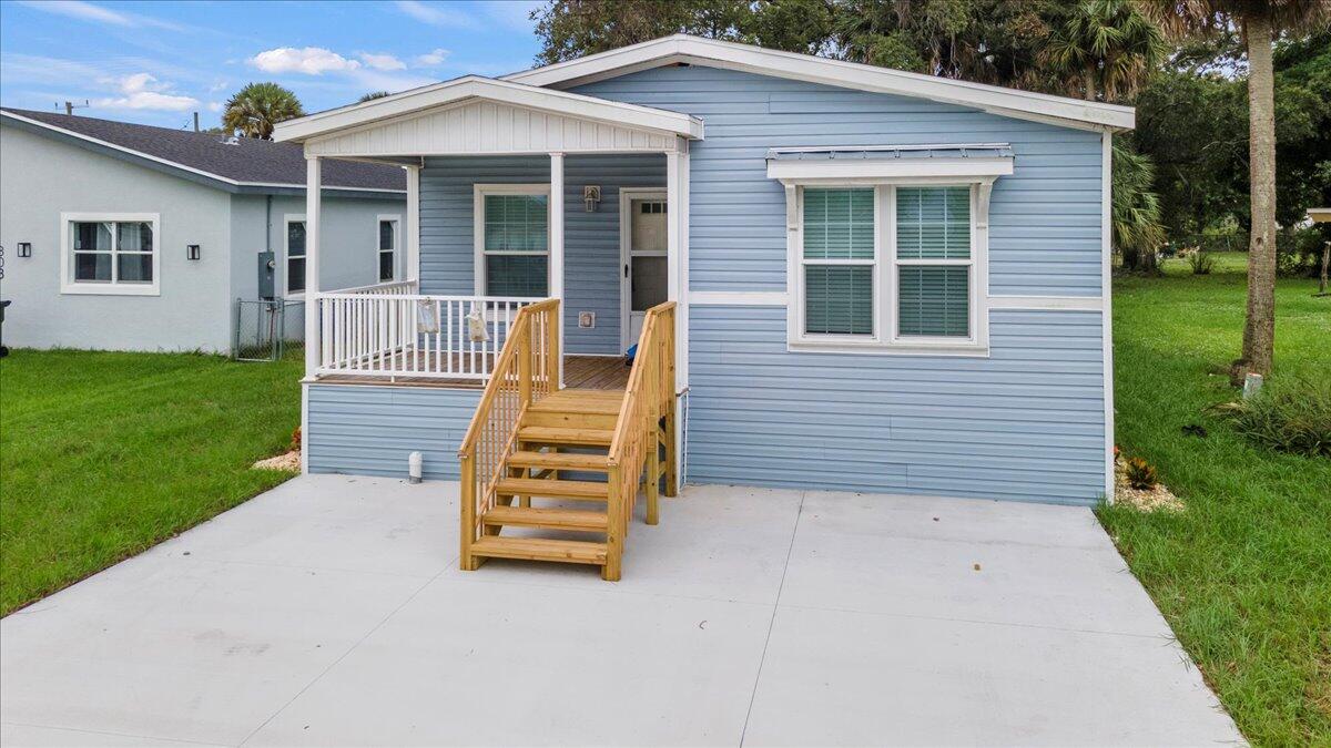 805 Ave B Fort Pierce, FL 34950 - Photo 28 of 29 a view of a house with backyard and a garden