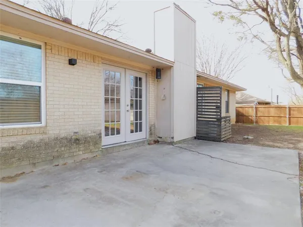 a view of a yard with a house