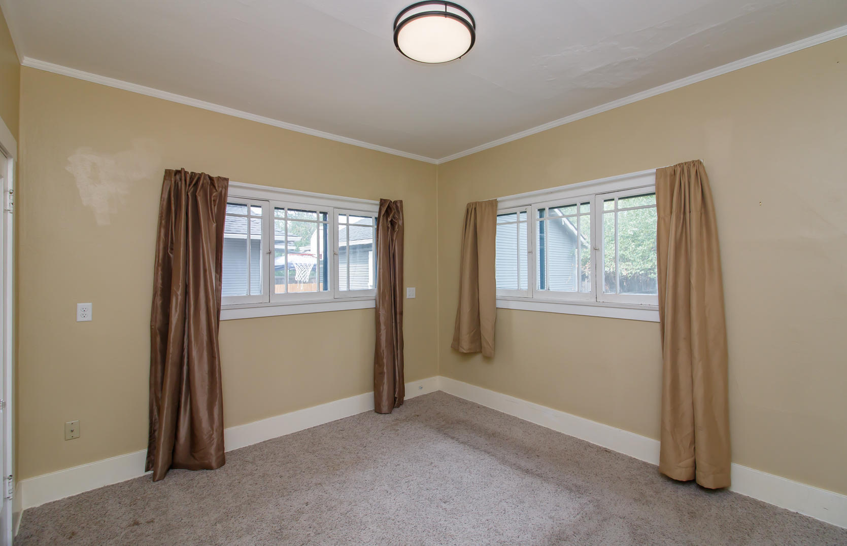 1027 Reddy Avenue Medford, OR 97504 - Photo 14 of 22 13