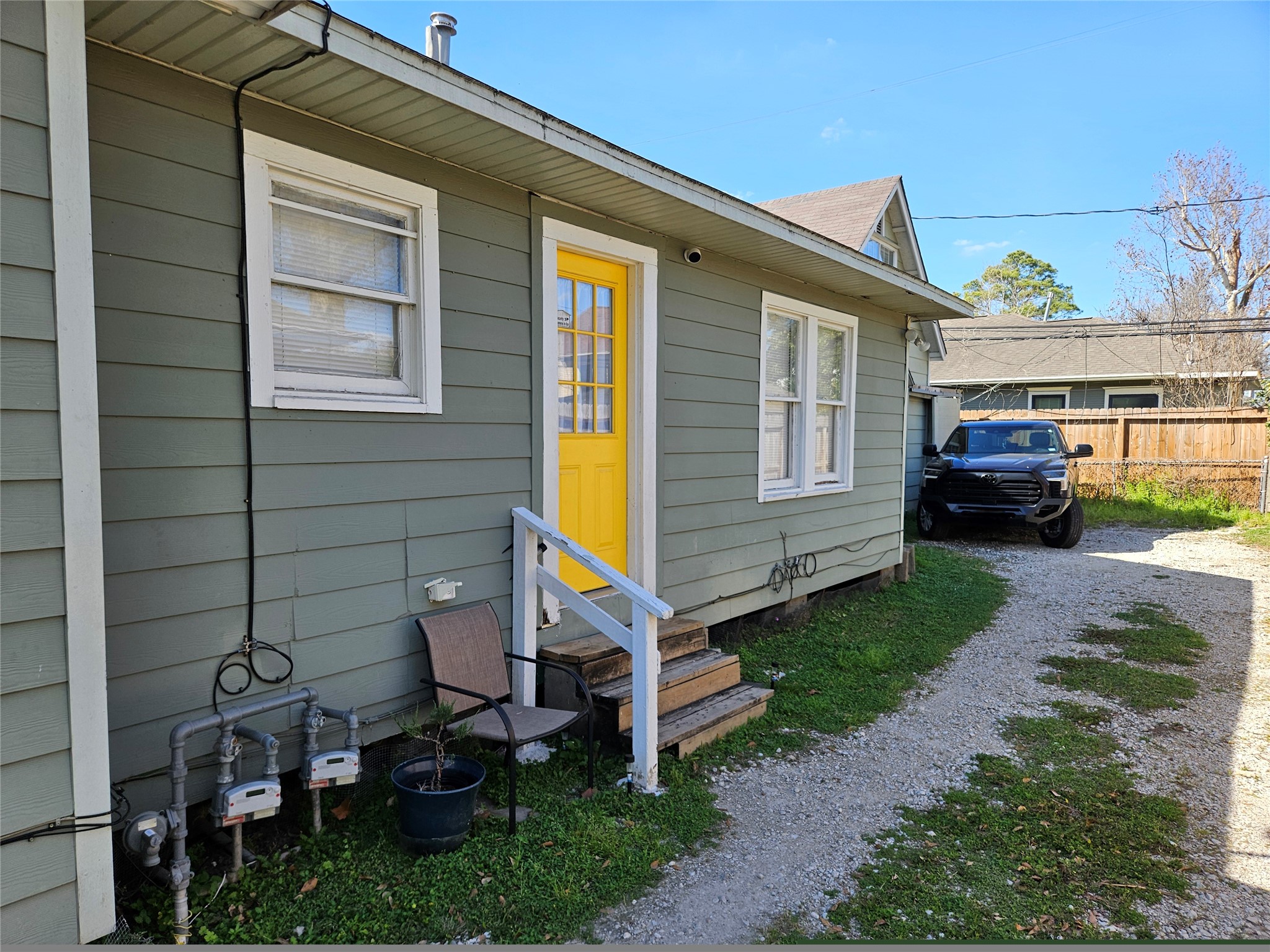 627 East 14th Street Houston, TX 77008 - Photo 4 of 10 a view of a house with a small yard and a car parked in it