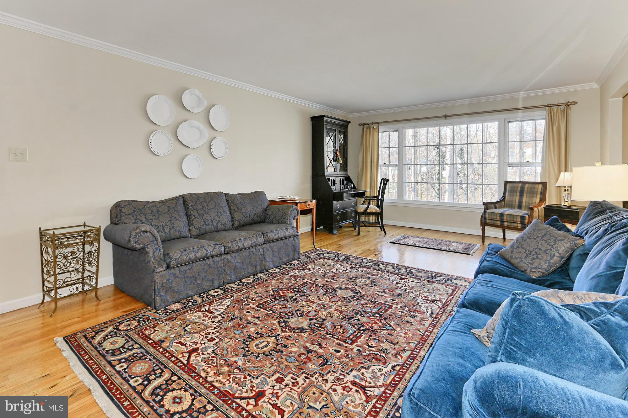 6014 Commack Court Springfield, VA 22152 - Photo 7 of 44 Living Room