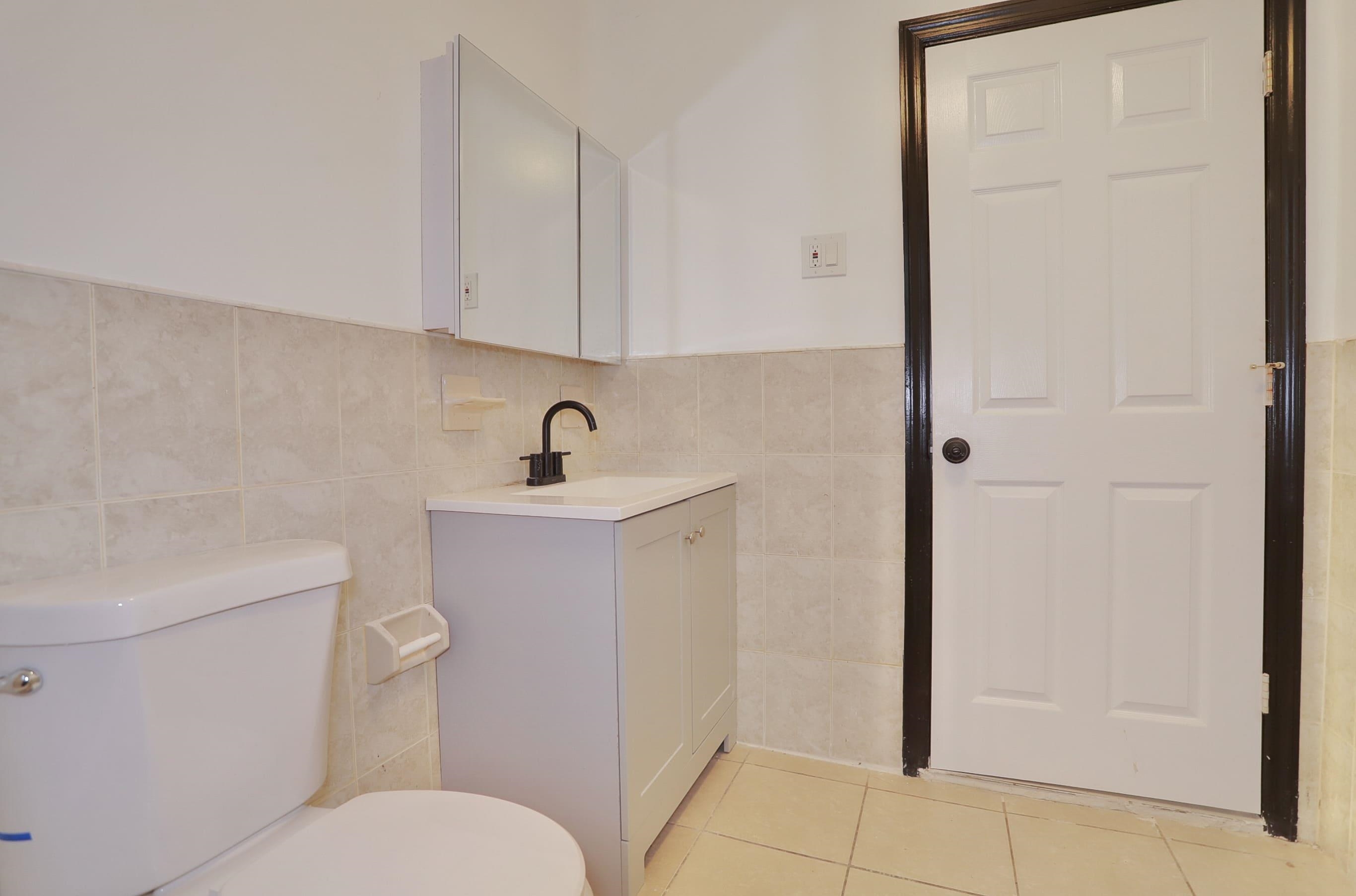 445 South 15th Street Newark, NJ 07103 - Photo 17 of 41 a bathroom with a sink a toilet and shower