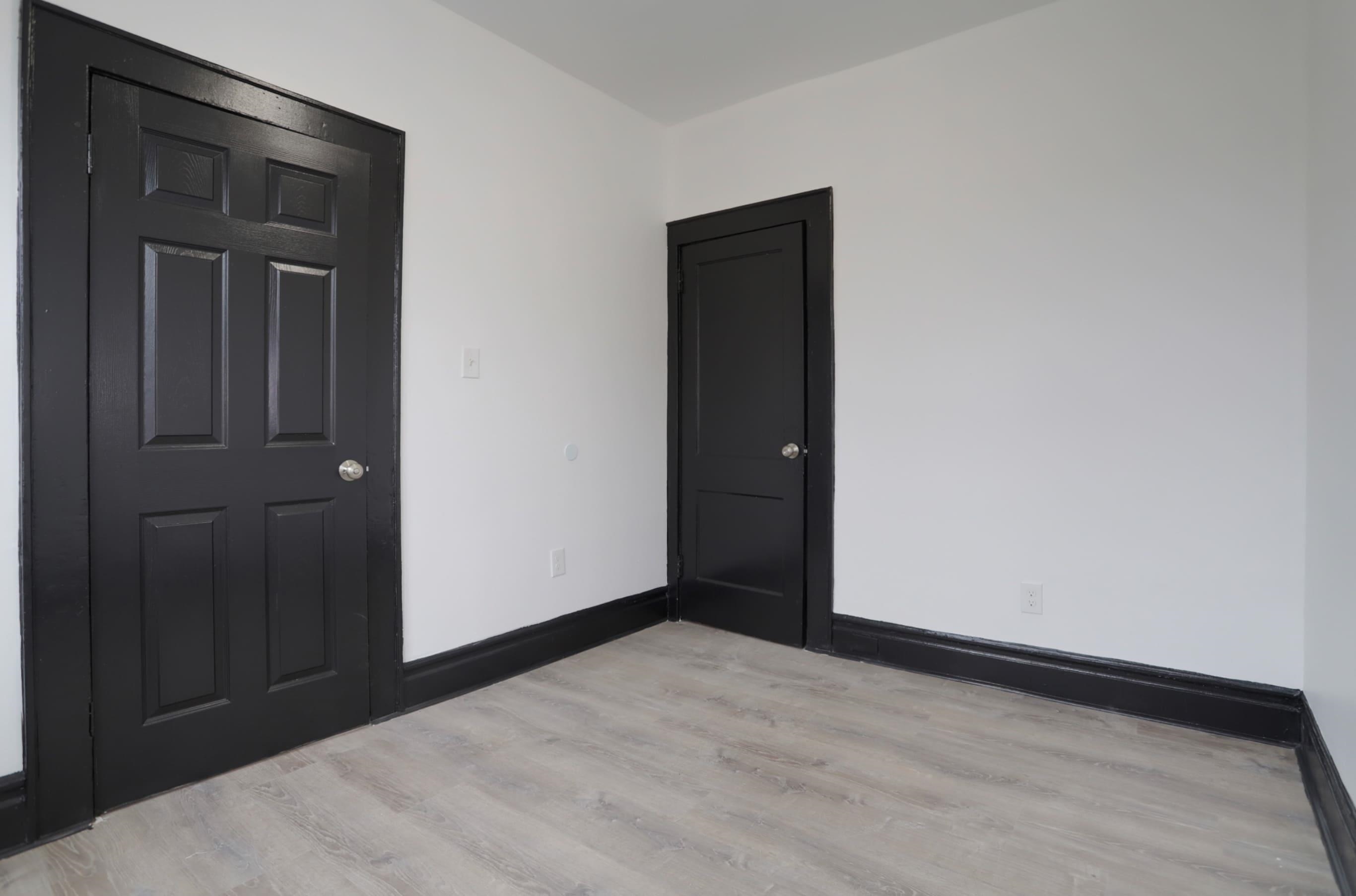 445 South 15th Street Newark, NJ 07103 - Photo 35 of 41 an empty room with closet