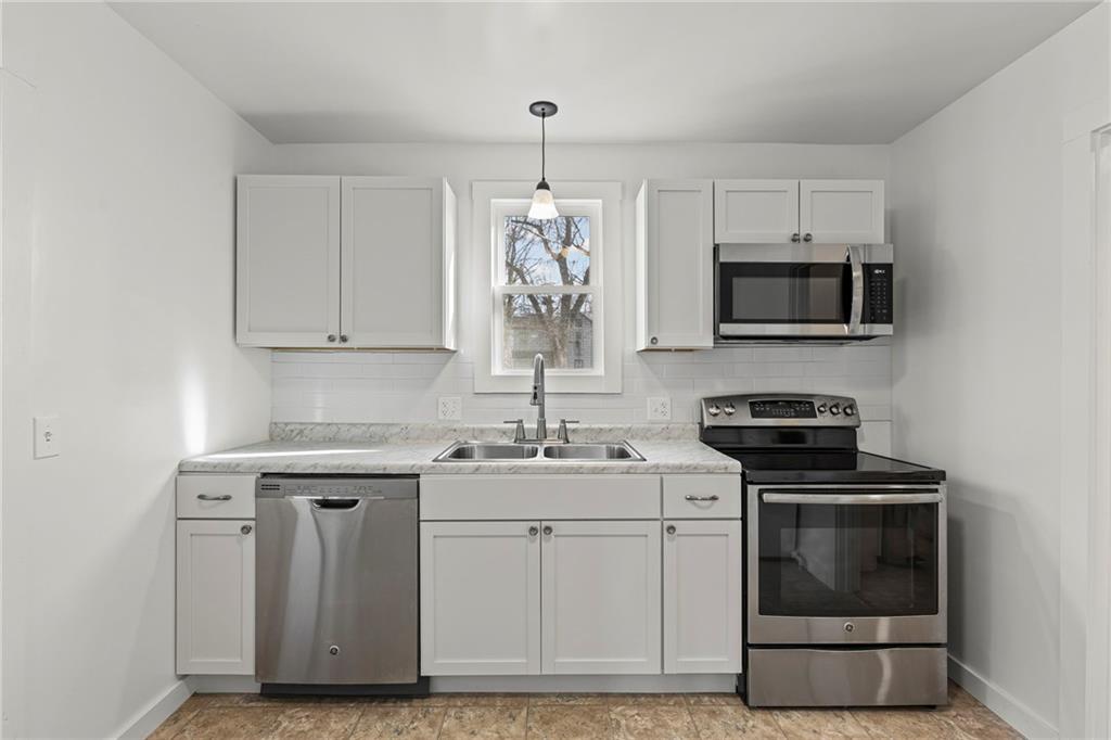 311 South Sycamore Street Iola, KS 66749 - Photo 2 of 34