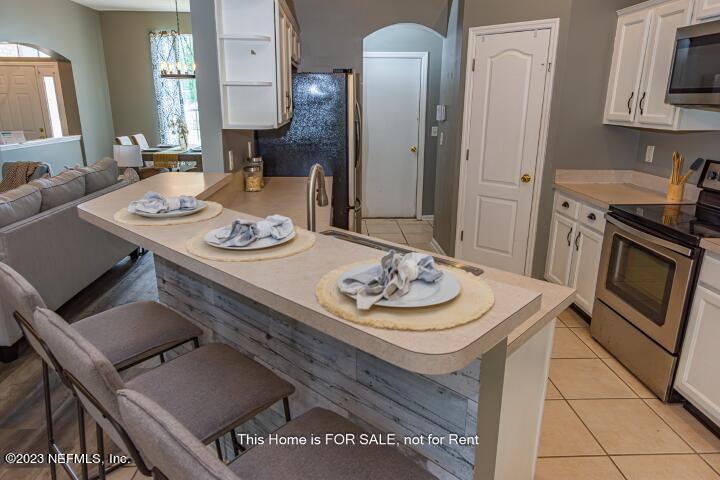 10329 Shelby Creek Road South Jacksonville, FL 32221 - Photo 13 of 41 a view of a dining room with furniture