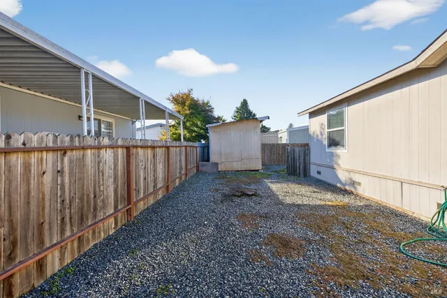 a view of a backyard